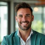 Retrato profesional del Dr. Javier García, médico deportivo sonriente, en un gimnasio moderno y luminoso.