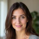 Retrato profesional de Sara López, psicóloga con una expresión amable y cálida, en un entorno de consulta acogedor.