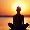 Persona meditando pacíficamente al atardecer en un entorno natural, simbolizando manejo del estrés