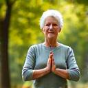 Persona mayor practicando yoga suave en un parque, mostrando flexibilidad y fuerza