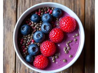 Tazón de açai bowl con frutas y semillas.